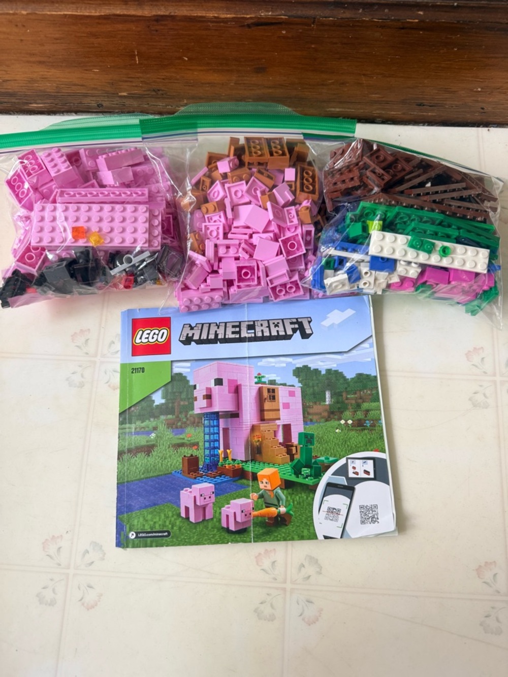 99% complete LEGO Minecraft: The Pig House (21170) - retired - Picture 2 of 7